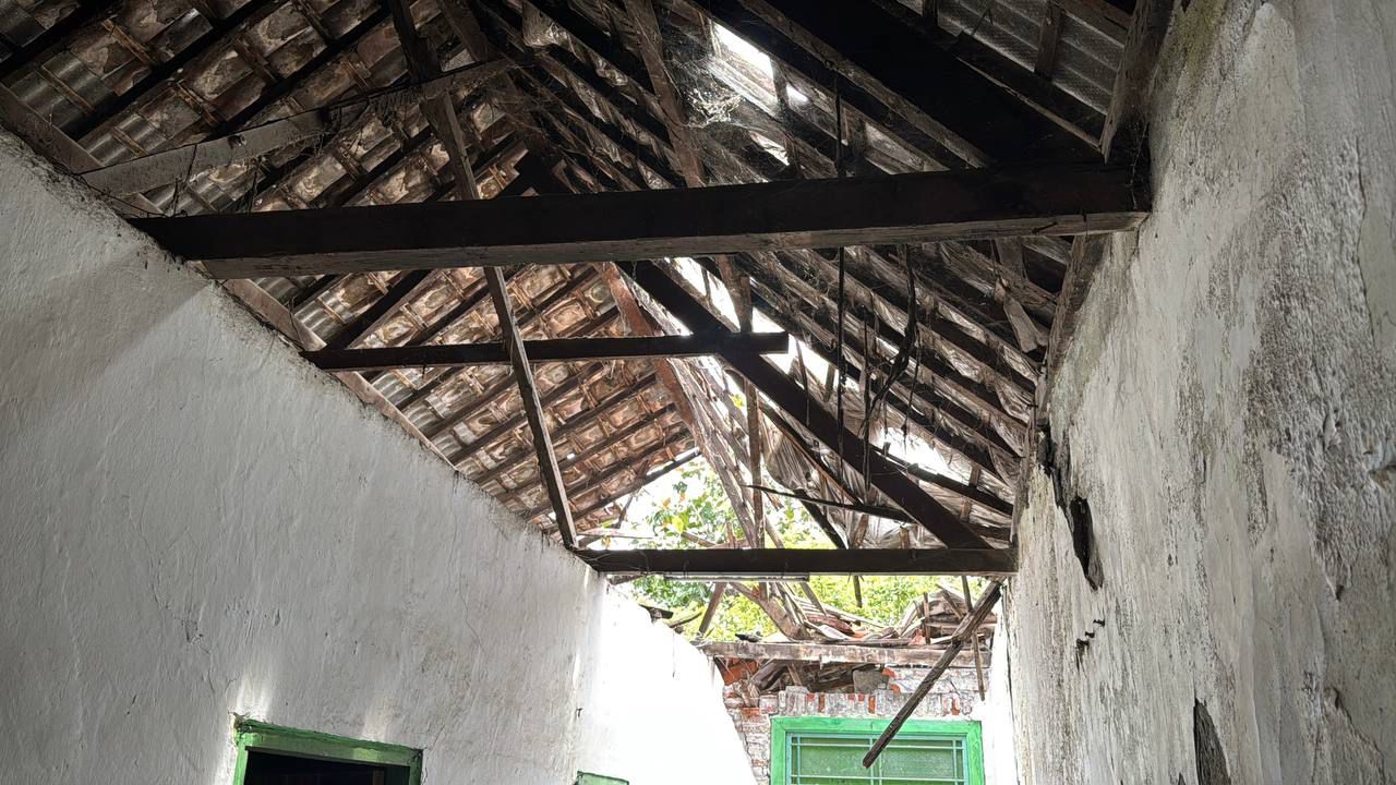 Kondisi rumah warga di Cemandi, Sidoarjo sudah mengalami rusak parah.