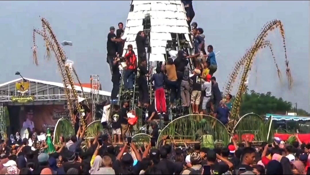 Warga Rebutan Gunungan Tempe 10 Meter Dalam Tradisi Ruwah Desa Sedengan Mijen 3 645547cd d2b5 4e92 bbcc c1c0353b73c7
