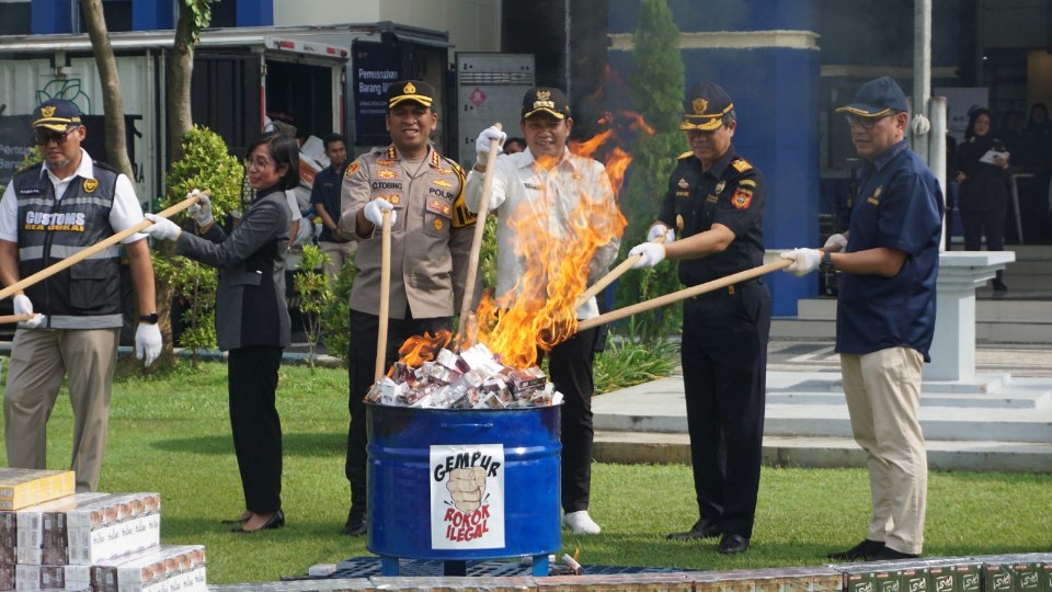 Bea Cukai Sidoarjo Musnahkan 19 Juta Batang Rokok Ilegal Senilai Rp 13,5 Miliar 8 IMG 20250212 182522