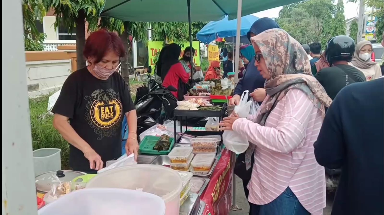 Ramadan Hari Pertama, Warga Sidoarjo Serbu Pasar Takjil 9 IMG 20250301 WA0006