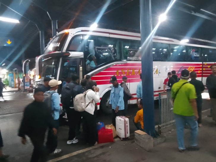 Terminal Purabaya Sidoarjo Dipenuhi Ribuan Pemudik 2 Terminal Purabaya Sidoarjo Dipenuhi Ribuan Pemudik