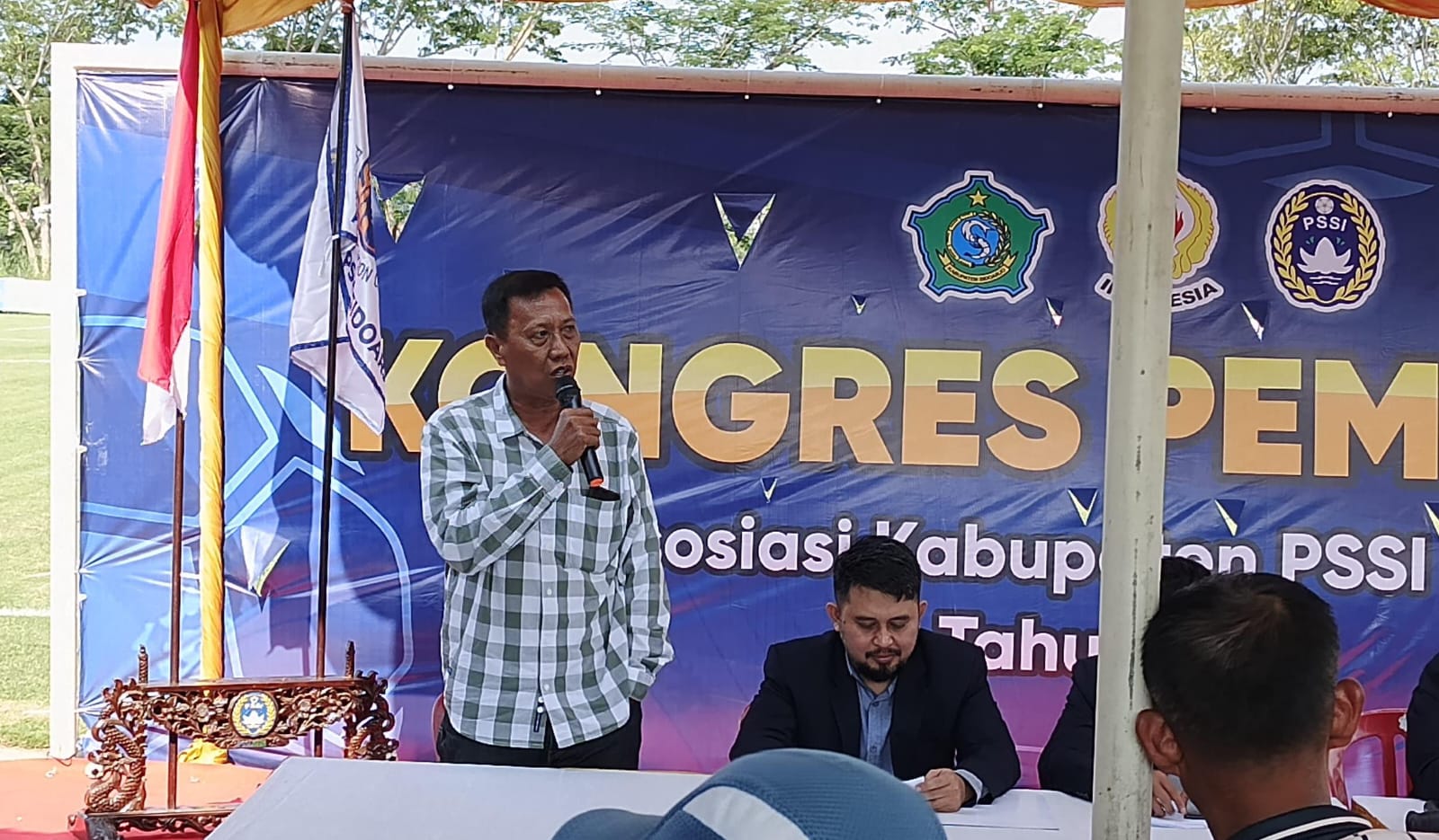 KLB Askab PSSI Sidoarjo Hasilkan Puki Daryo sebagai Ketua Baru 3 Ketua Askab PSSI Sidoarjo yang baru, Puji Daryo paparkan sejumlah program prioritas Askab dibawah kepemimpinannya nanti. (Foto : Eleanor/tagarjatim.id)