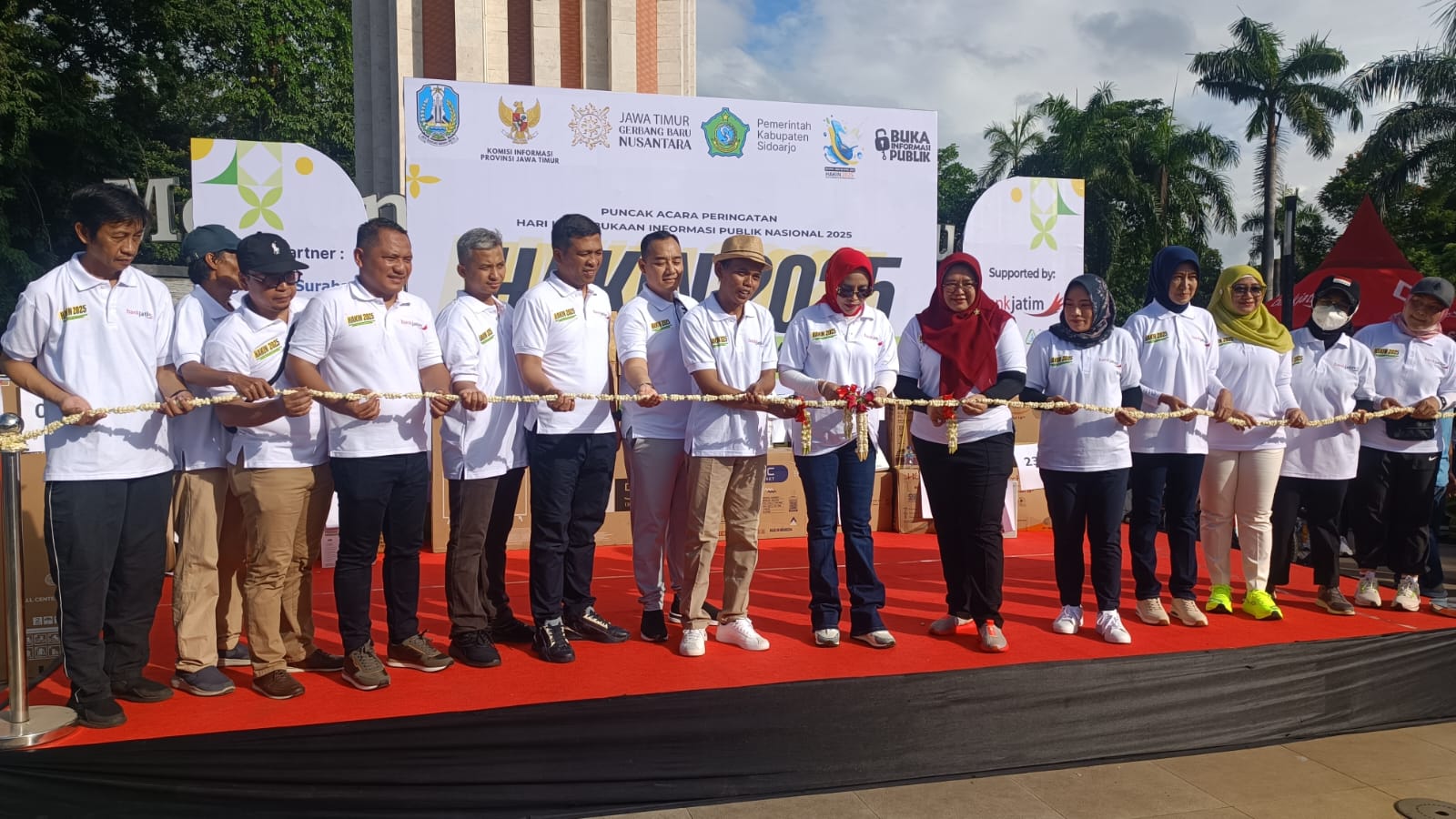 Pemkab Sidoarjo dan KI Jatim bersama warga Sidoarjo meriahkan peringatan puncak HAKIN 2025 di depan Monumen Jayandaru, Sidoarjo, Minggu (25/5/2025). (Foto : Eleanor/tagarjatim.id)