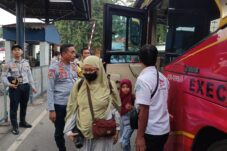 Pengawas Satpel Terminal Tipe A Purabaya Ahmad Badik tengah melakukan pemeriksaan pada armada bus yang masuk ke terminal Bungurasih, Kamis (29/5/2025). (Foto : Eleanor)