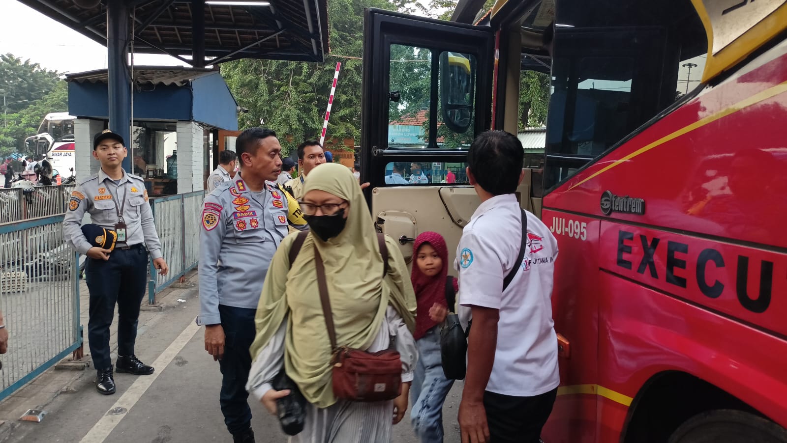 Razia Ketat di Terminal Purabaya, 40 Bus Langgar Aturan Hingga Ada yang Nekat Masuk Meski Tanpa Trayek 8 Pengawas Satpel Terminal Tipe A Purabaya Ahmad Badik tengah melakukan pemeriksaan pada armada bus yang masuk ke terminal Bungurasih, Kamis (29/5/2025). (Foto : Eleanor)