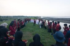 Puluhan anggota IMM berorasi di tanggul penahan lumpur sebagai bagian dari refleksi 19 tahun semburan lumpur lapindo, Kamis (29/5/2025). (Foto : Eleanor)