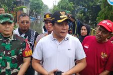Bupati Sidoarjo Subandi menjelaskan jika pihaknya memiliki keterbatasan saat akan menangani banjir di Perum Pejaya Anugrah usai pengembang tak serahkan fasum, Selasa (13/5/2025). (Foto : Eleanor/tagarjatim.id)