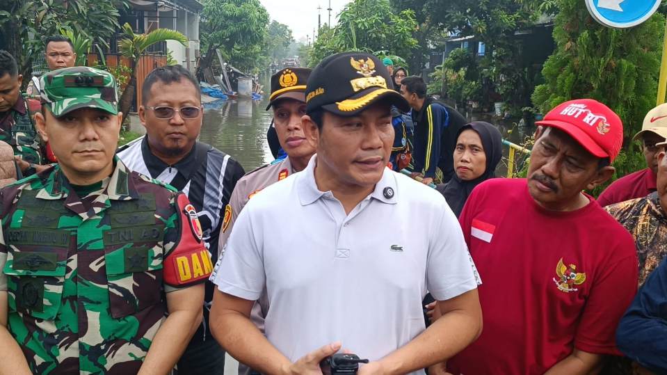 Bupati Subandi Ungkap Akar Masalah Banjir di Perum Pejaya Anugrah Sidoarjo 1 Bupati Sidoarjo Subandi menjelaskan jika pihaknya memiliki keterbatasan saat akan menangani banjir di Perum Pejaya Anugrah usai pengembang tak serahkan fasum, Selasa (13/5/2025). (Foto : Eleanor/tagarjatim.id)