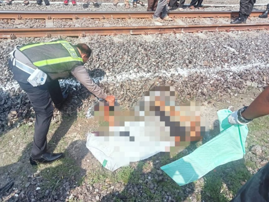 Terobos Palang, Remaja Penjual Makanan Tewas Tertabrak KA Sri Tanjung di Sidoarjo 10 Petugas tandai lokasi korban tewas tertabrak KA Sri Tanjung di Sidoarjo usai menerobos palang, Rabu (28/5/2025). (Foto : Eleanor)