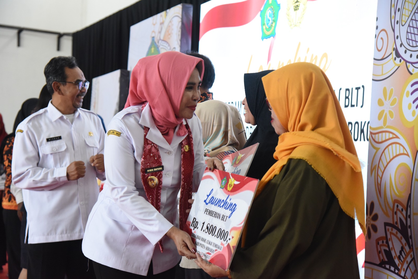 Wabup Sidoarjo Mimik Idayana secara simbolis serahkan BLT pada buruh pabrik rokok, Rabu (21/5/2025) (Foto : Eleanor/tagarjatim.id)