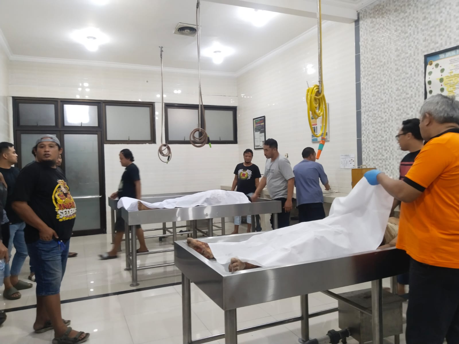 Tabrak Petugas Saat Dikepung, Dua Bandit Spesialis Bobol Toko Tewas Didor di Tol Sidoarjo 2 Dua pelaku saat di Kamar Mayat RS Bhayangkara Polda Jatim, Selasa (3/6/2025)(Foto : Eleanor/tagarjatim.id)