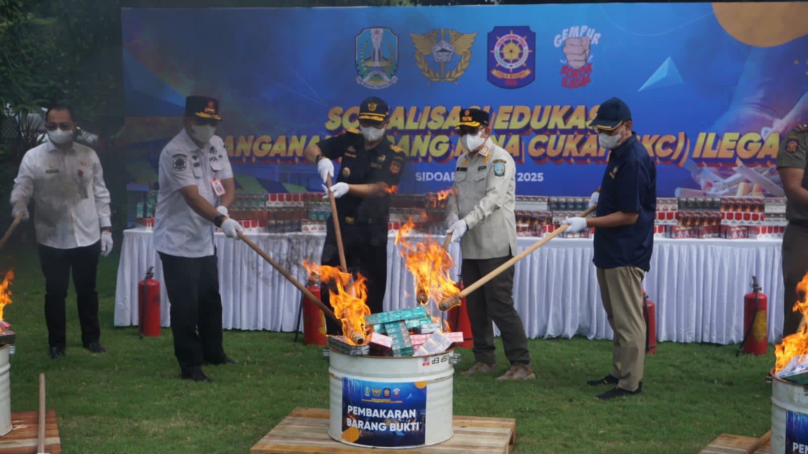 Bea Cukai Musnahkan 12 Juta Rokok Ilegal, Kerugian Negara Hampir Tembus Rp 9 Miliar 1 Proses pemusnahan rokok ilegal dengan cara dibakar di halaman Kantor Bea Cukai Jawa Timur, Rabu (4/6/2025) (Foto : Eleanor/tagarjatim.id)