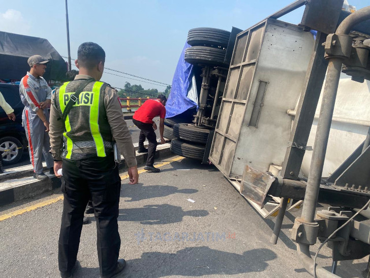 Sopir Kelelahan dan Silau, Truk LPG 15 Ton Terguling di Jembatan di Sidoarjo