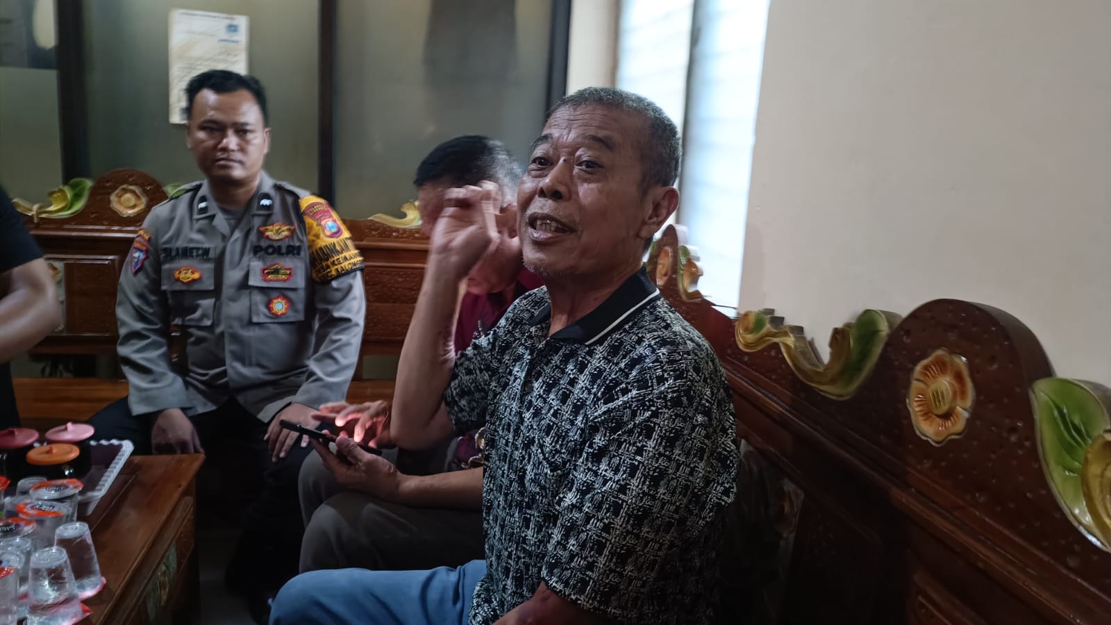 Kusnadi, mantan ketua DPRD Jatim saat memberikan klarifikasi di Mapolsek Balongbendo, Senin (9/6/2025). (Foto : Eleanor/tagarjatim.id)