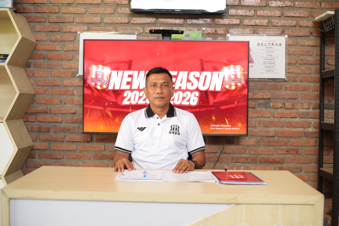 Pelatih baru Deltras FC Sidoarjo, Widodo Cahyono Putro usai menandatangani kontrak jangka panjang selama 3 musim menukangi The Lobster, Senin (2/6/2025)(Foto : Istimewa)