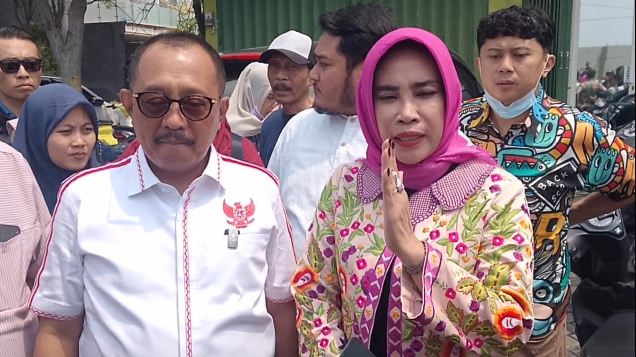 Wakil Walikota Surabaya Armuji dan Wakil Bupati Sidoarjo Mimik Idayana saat hendak mediasi di Sedati, Kamis (21/8/2025).