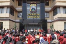 Mahasiswa Muhammadiyah saat menyampaikan aspirasi di depan halaman Mapolresta Sidoarjo, Senin (1/9/2025). (Foto : Eleanor)