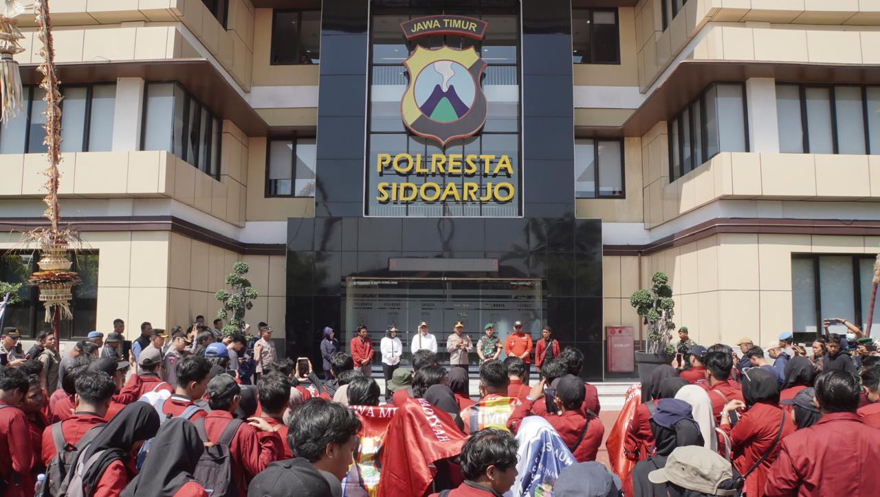Mahasiswa Muhammadiyah saat menyampaikan aspirasi di depan halaman Mapolresta Sidoarjo, Senin (1/9/2025). (Foto : Eleanor)