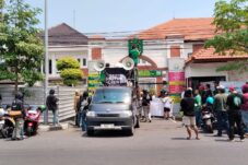 Puluhan Arek Bonek berunjuk rasa di depan Kantor Kejari Sidoarjo, Senin (8/9). Mereka mendesak tiga rekannya yang ditahan dalam kasus pengeroyokan segera dibebaskan, Senin (8/9/2025). (Foto : Eleanor)