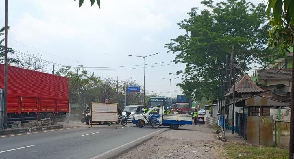 Polisi terapkan mekanisme buka tutup jalan untuk mendukung kelancaran proses pelebaran jembatan Trosobo, Selasa (9/9/2025). (Foto : Eleanor)