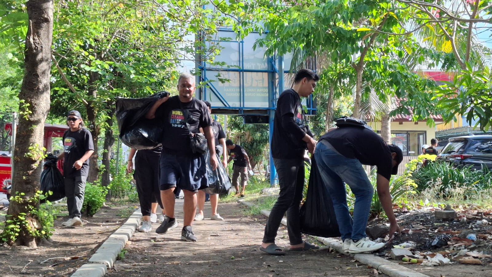 Ribuan Relawan dari Beragam Latar Belakang Bahu-Membersihkan Empat Titik Utama, Didukung Penuh Pemerintah Daerah