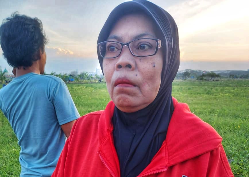 Jamilah, ibu korban saat ditemui di sekitar lokasi kejadian. (Foto : Eleanor)