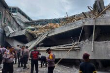 Reruntuhan bangunan musala ponpes Al Khoziny usai ambruk, Senin (29/9/2025) (Foto : Eleanor)