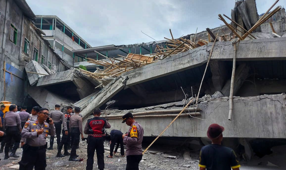 Reruntuhan bangunan musala ponpes Al Khoziny usai ambruk, Senin (29/9/2025) (Foto : Eleanor)