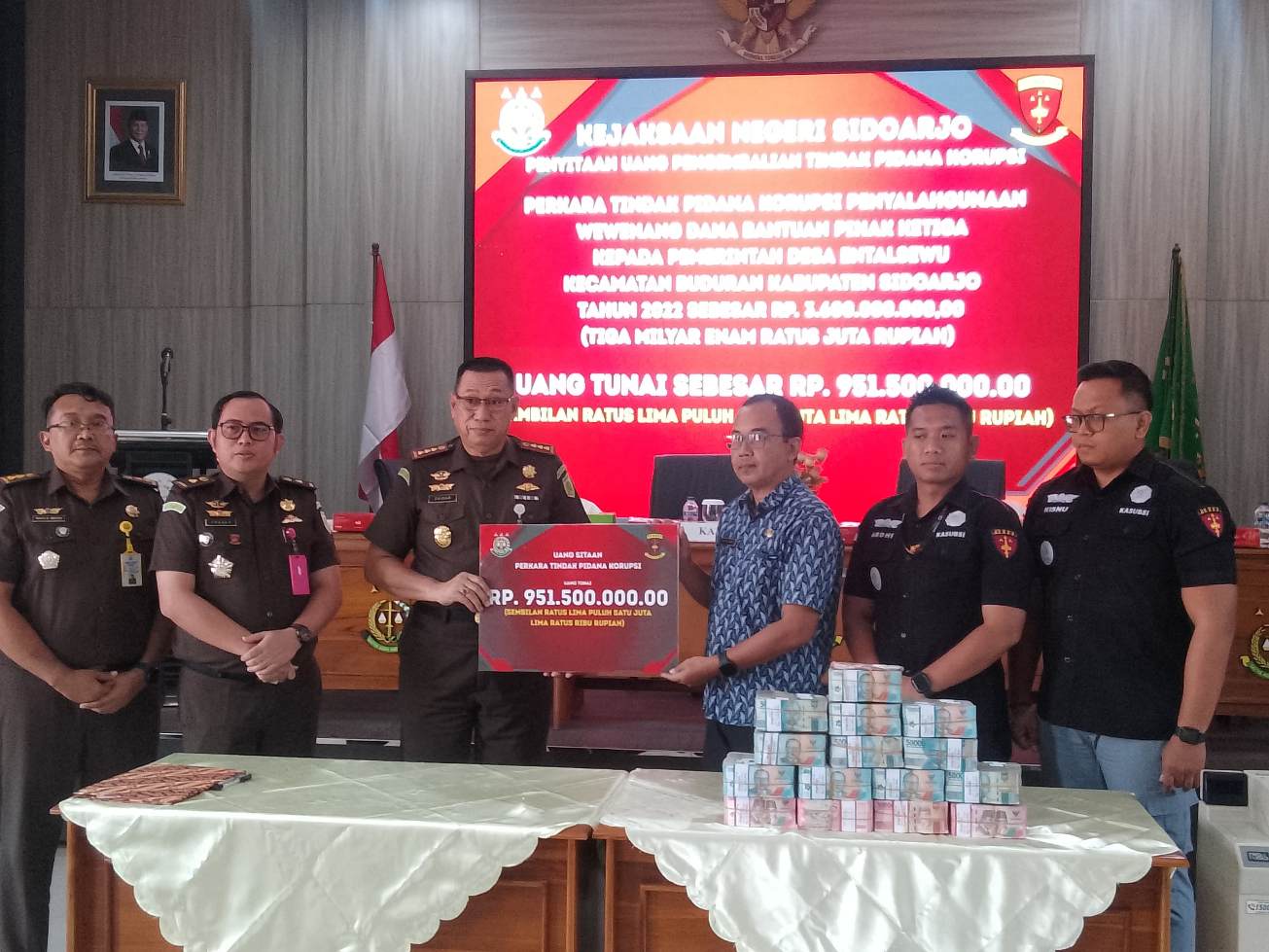 Kejari Sidoarjo menerima pengembalian uang dalam kasus Dana Desa Entalsewu.