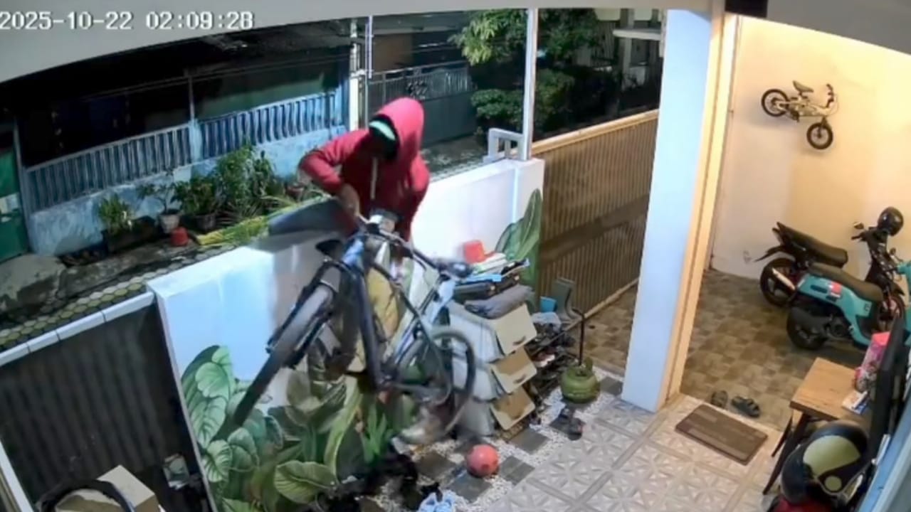 Layaknya Ninja, Seorang Pencuri Bawa Kabur Sebuah Sepeda Bernilai Jutaan Rupiah 7 IMG 20251025 WA0067