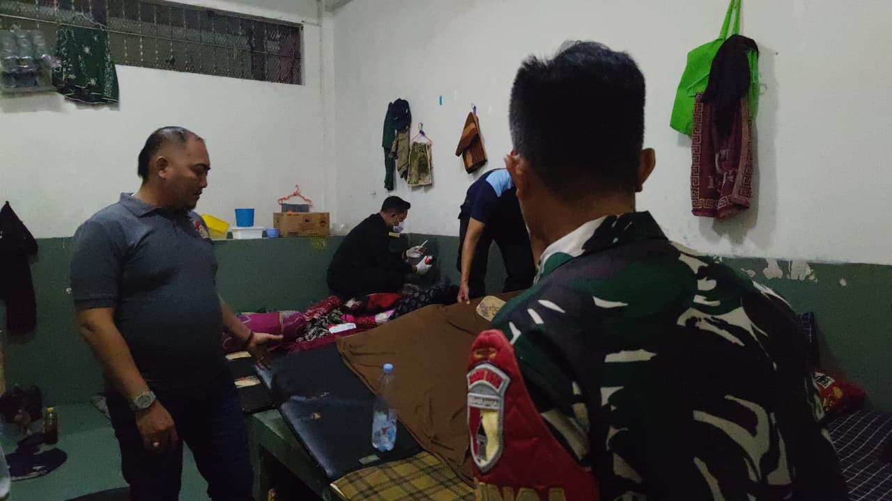 Tim Gabungan Razia Rutan Kelas I Surabaya, Antisipasi Gangguan Keamanan dan Ketertiban 5 IMG 20251027 WA0050