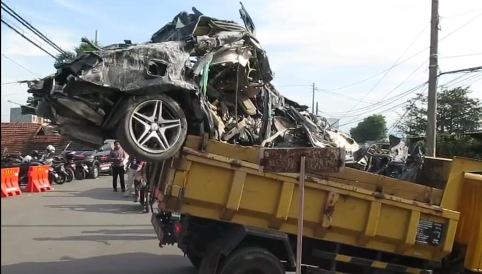 Mobil Mercedes Benz Diduga Milik Pengasuh Ponpes Ditemukan Ringsek Tak berbentuk