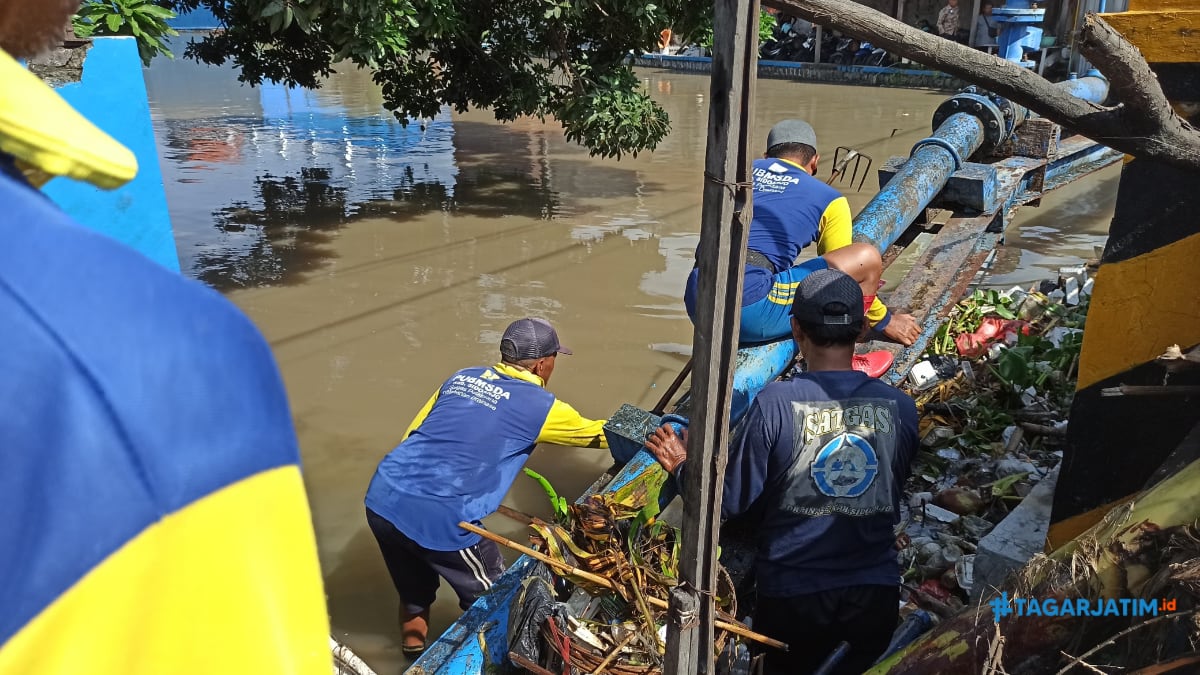 Tumpukan Sampah Perparah Banjir Luapan Sungai Kutuk Sidoarjo