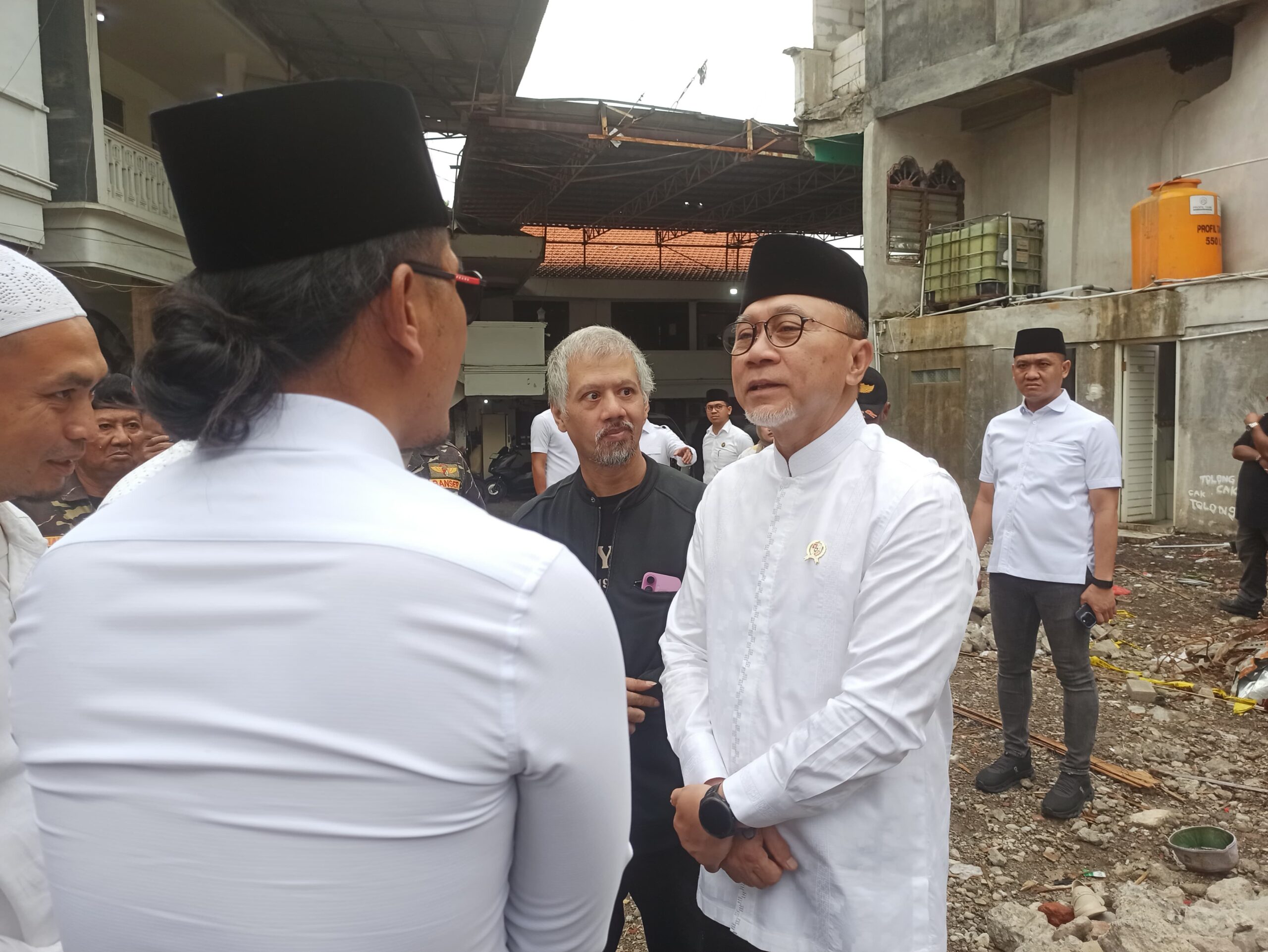 Menko Pangan Zulhas Kunjungi Ponpes Al-Khoziny Sidoarjo 6 IMG 20251114 WA0069 scaled