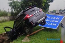 Mobil Tersangkut di Atas Rambu Tol Sidoarjo, Dua Anak Alami Luka Ringan