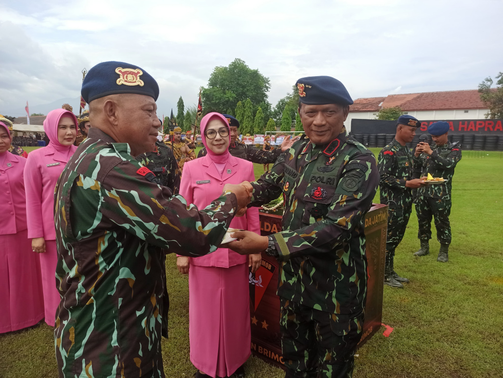 Kapolda Jatim Tegaskan Anggota Brimob Harus Siap Terjun ke Lokasi Bencana 2 IMG 20251114 135657
