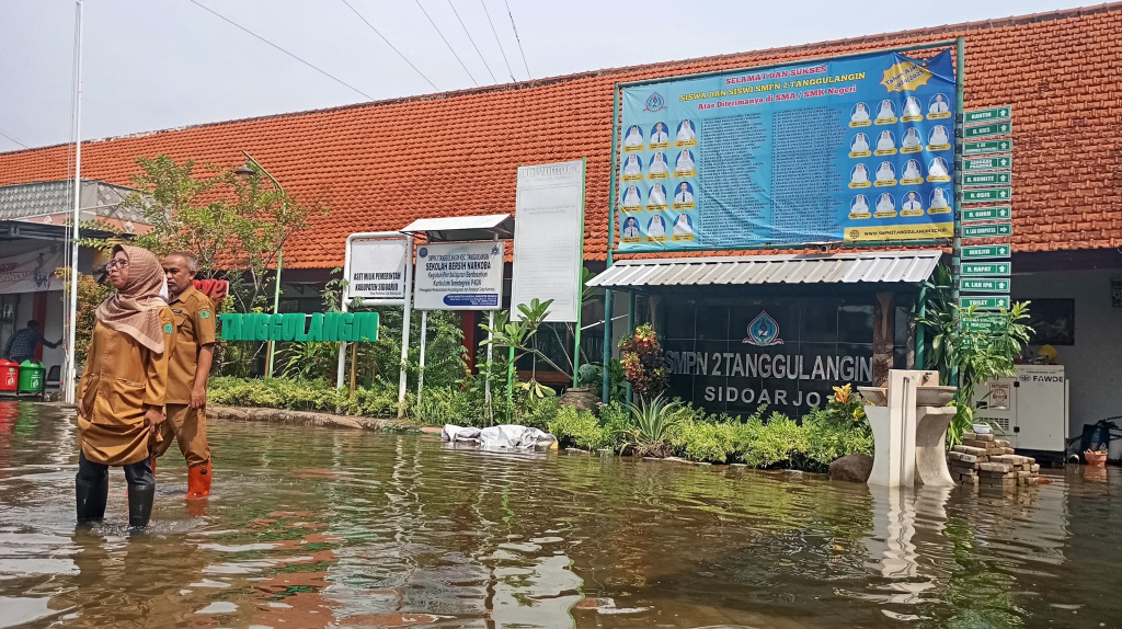 Banjir Tak Kunjung Surut, SMPN 2 Tanggulangin Alihkan Ujian ke Sistem Daring 9 IMG 20251124 163700