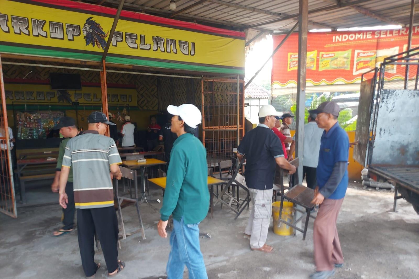 Bangunan Liar di Lahan Irigasi Sadang Dibongkar, Pemilik Warkop Pelangi Sempat Menolak 10 IMG 20251201 WA0082