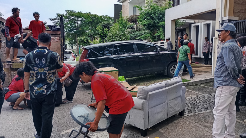Rumah Dua Lantai di Gedangan Dieksekusi Juru Sita PN Sidoarjo akibat Terjerat Utang 2 IMG 20251204 184132