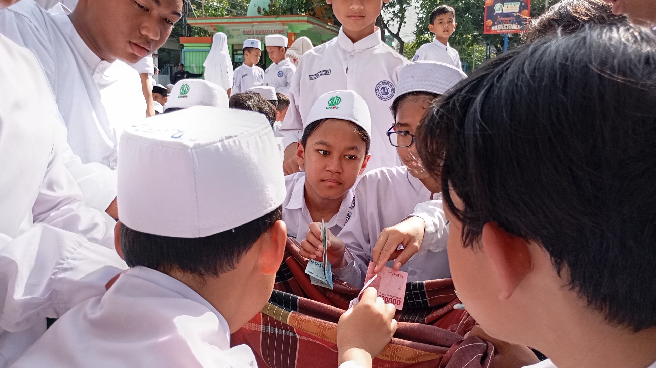 Siswa di Sidoarjo Sisihkan Uang Saku untuk Donasi Korban Bencana Alam Sumatera dan Aceh 1 eab9c55b b3aa 4671 85dc c18c8ad25575 scaled