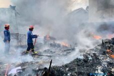 Gudang Rongsokan di Sukodono Sidoarjo Hangus Dilalap Api 3 Gudang Rongsokan di Sukodono Sidoarjo Hangus Dilalap Api