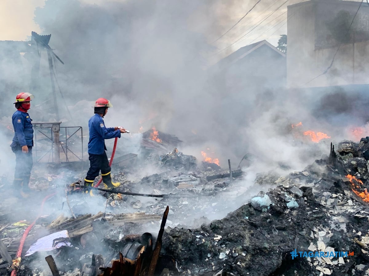Gudang Rongsokan di Sukodono Sidoarjo Hangus Dilalap Api
