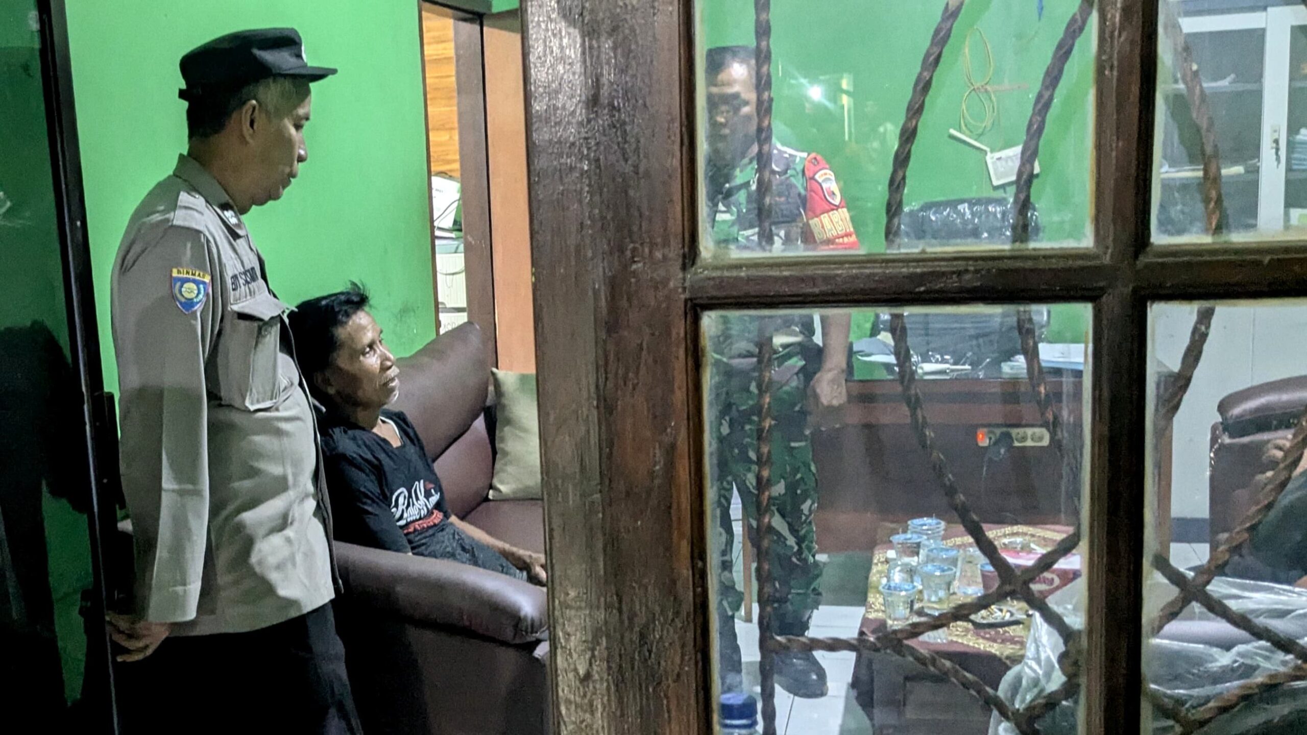 Capt : Tersangka M saat diamankan oleh warga, Doc Rabu (07/01/2026). (Robi/ Tagarjatim.id)