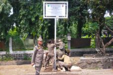 Satpol PP Sidoarjo Pasang Peringatan Larangan Berjualan di Sekitar Pintu Keluar Terminal Purabaya 4 8f74ef81 892d 4a5e 88e1 7907a84a1400