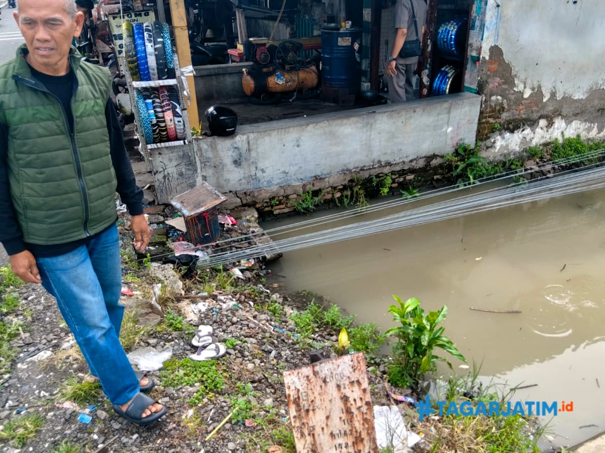 Saluran Drainase Terpendam Endapan, Warga Sidokare Khawatirkan Ancaman Banjir Berulang