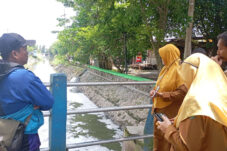 Tim DLHK Sidoarjo Ambil Sampel Air di Sungai Bono Diduga Tercemar 17 Petugas DLKH sedang meninjau lokasi sungai yang diduga tercemar limbah B3, Senin (19/01)2026). (Robi/ Tagarjatim.id)