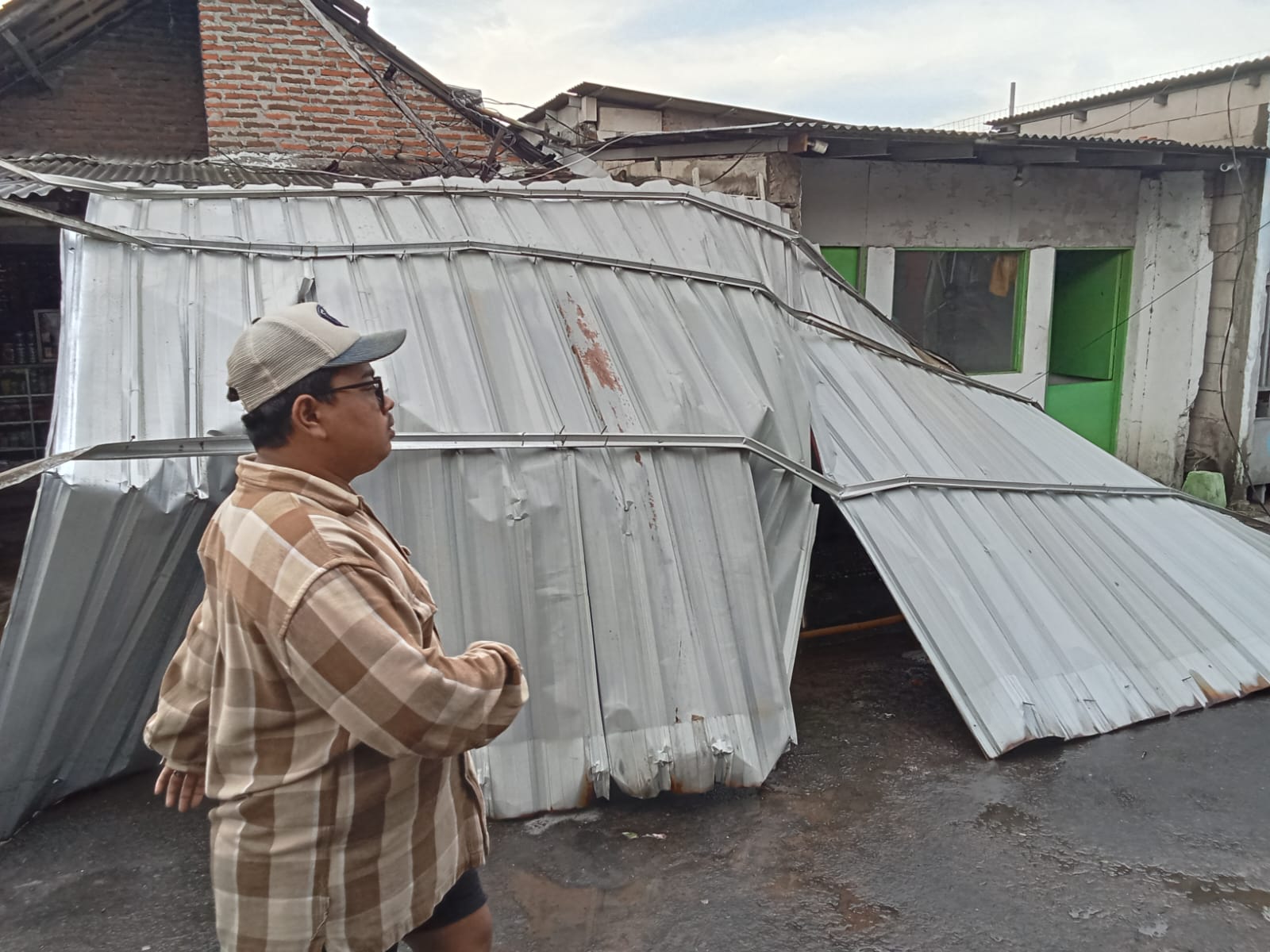 Angin Kencang Terjang Kecamatan Taman Sidoarjo, Papan Reklame dan Atap Balai RW Roboh 4 IMG 20260306 WA0072