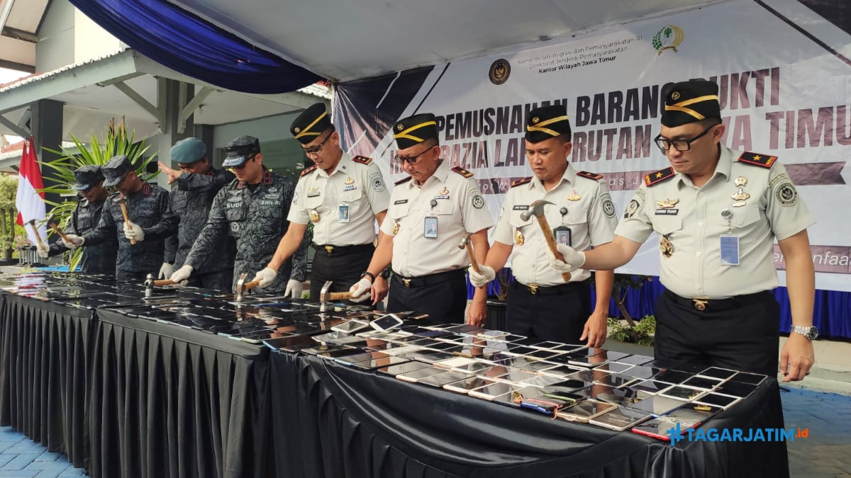 Kanwil Kemenkumham Jatim Musnahkan 441 Ponsel Hasil Razia Lapas