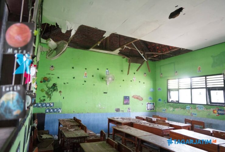Atap Kelas SDN Sidokepung Ambruk, Kegiatan Belajar Mengajar Pindah ke Perpustakaan
