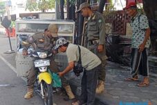 Patroli Cipta Kondisi Sidoarjo, Petugas Fokus Sterilisasi Trotoar dari Pedagang